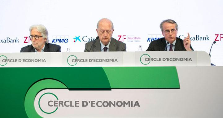 El presidente de Foment del Treball, Josep Sánchez Llibre (i), el del Círculo de Economía, Juan José Brugera (c), y su sucesor, Javier Faus (d) / CdE