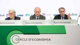 El presidente de Foment del Treball, Josep Sánchez Llibre (i), el del Círculo de Economía, Juan José Brugera (c), y su sucesor, Javier Faus (d) / CdE