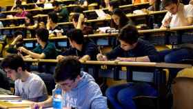 Un grupo de estudiantes realizan el examen de acceso a la universidad en España, donde debería impartirse educación financiera, según una encuesta / EFE