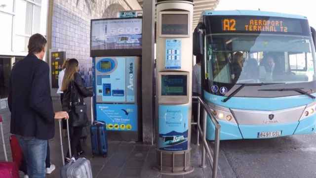 Imagen de un vehículo del Aerobús en la Terminal 2 del Aeropuerto de Barcelona-El Prat / CG