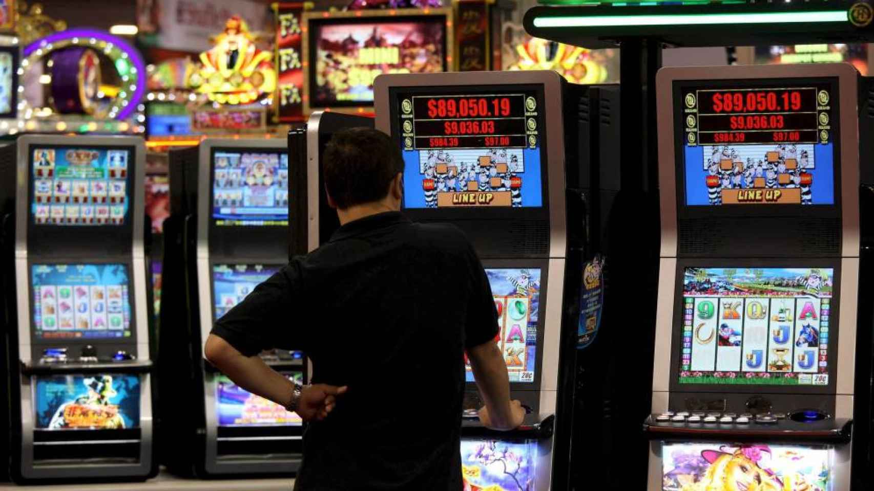 Un hombre juega a unas máquinas recreativas en un casino, en referencia a Cirsa / CG