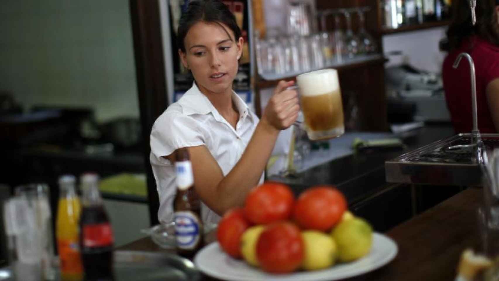 Una camarera trabaja en el sector servicios, el que más empleo ha creado en mayo / EFE