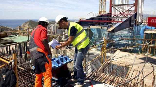 Imagen de un ingeniero que da instrucciones a un albañil en una obra / EFE