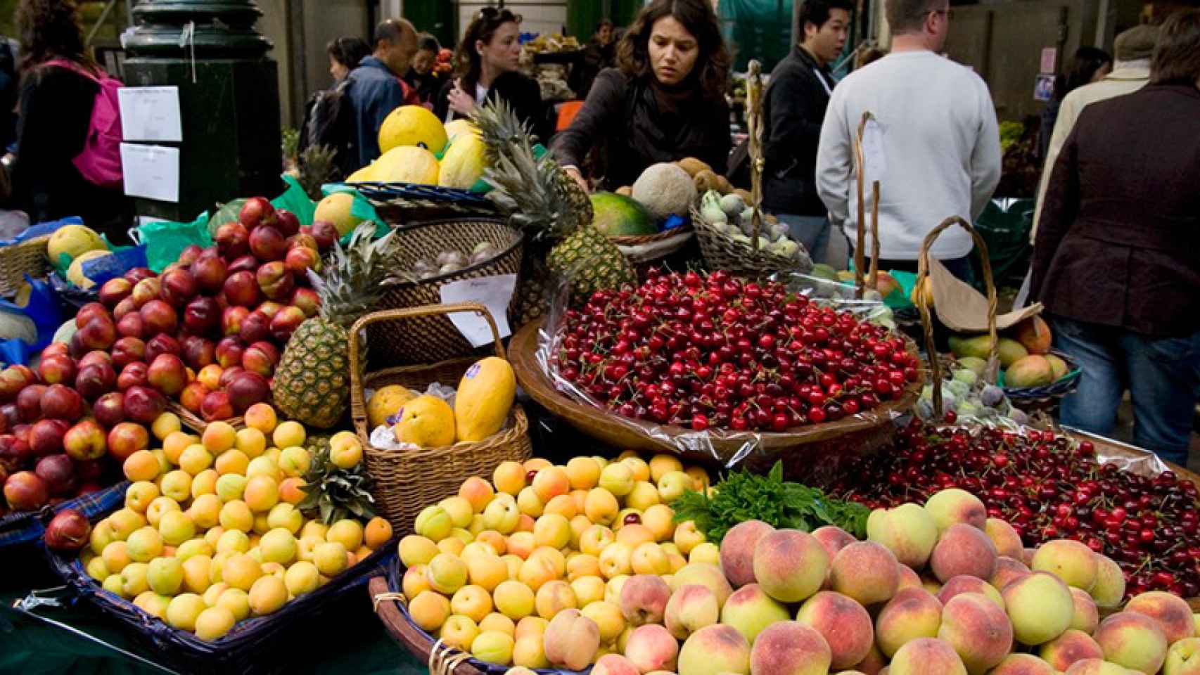 Frutas de procedencia española en el mercado de Borough, Londres
