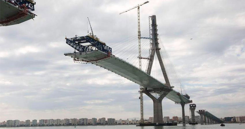 Imagen de la construcción del nuevo puente de Cádiz, obra en la que participó Assignia, una filial del grupo Essentium.