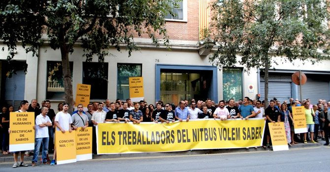 Protesta de los trabajadores del TUSGSAL frente a la sede del PSC / CG