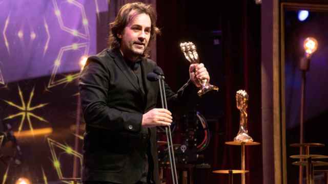 Isaki Lacuesta, director de 'Entre dos aguas', recogiendo un Premio Gaudí / EFE