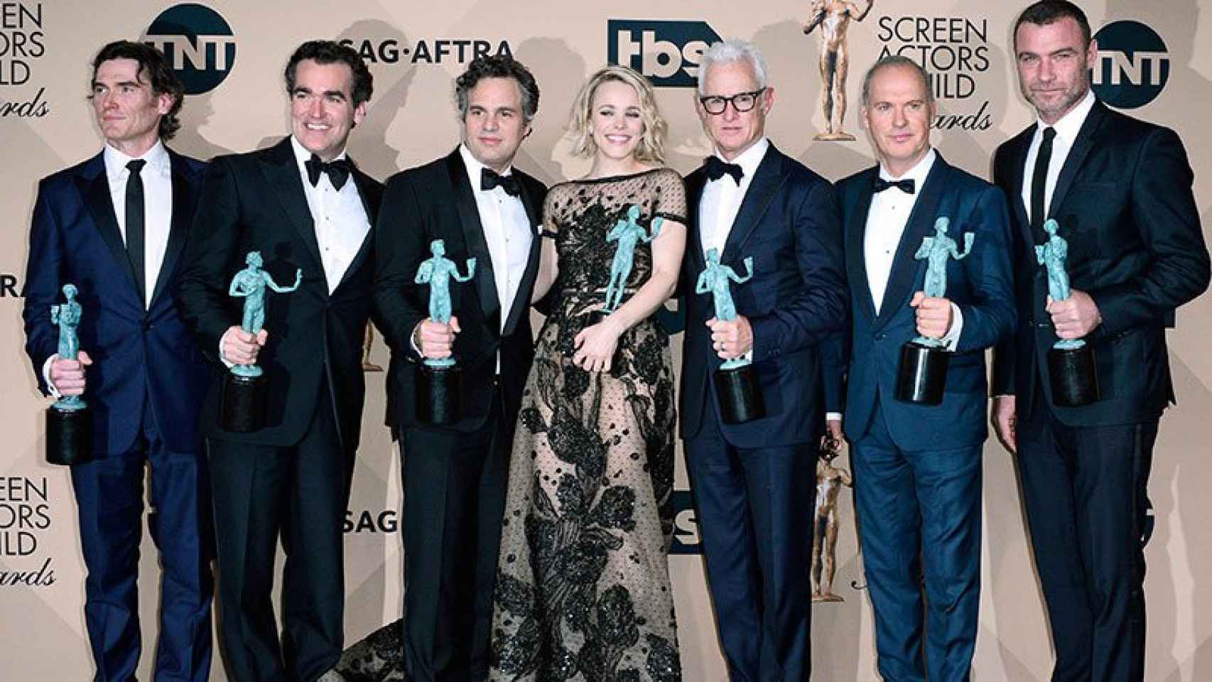 Los actores de 'Spotlight' tras ganar el Oscar a la mejor película.
