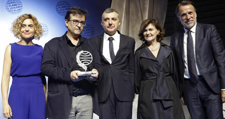 Meritxell Batet, Javier Cercas, Manuel Vilas, Elena Calvo y José Creuheras, en la entrega de los Premios Planeta / EFE