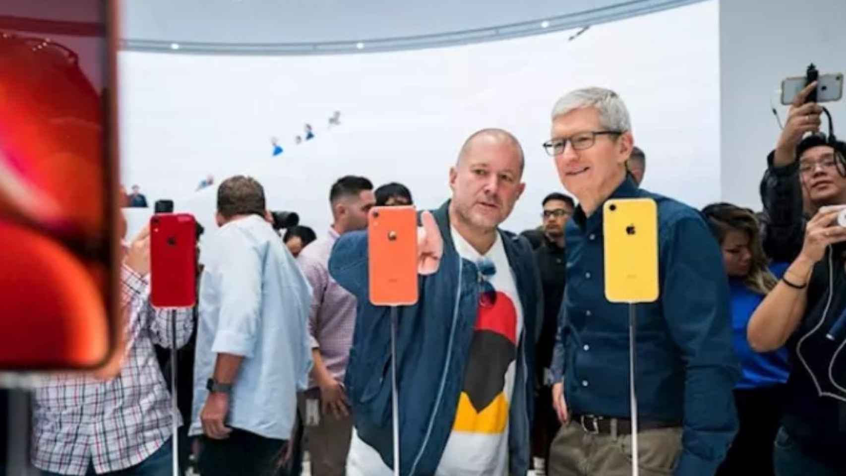 El diseñador Jony Ive junto con el CEO de Apple, Tim Cook - APPLE