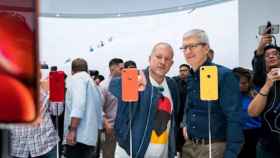 El diseñador Jony Ive junto con el CEO de Apple, Tim Cook - APPLE