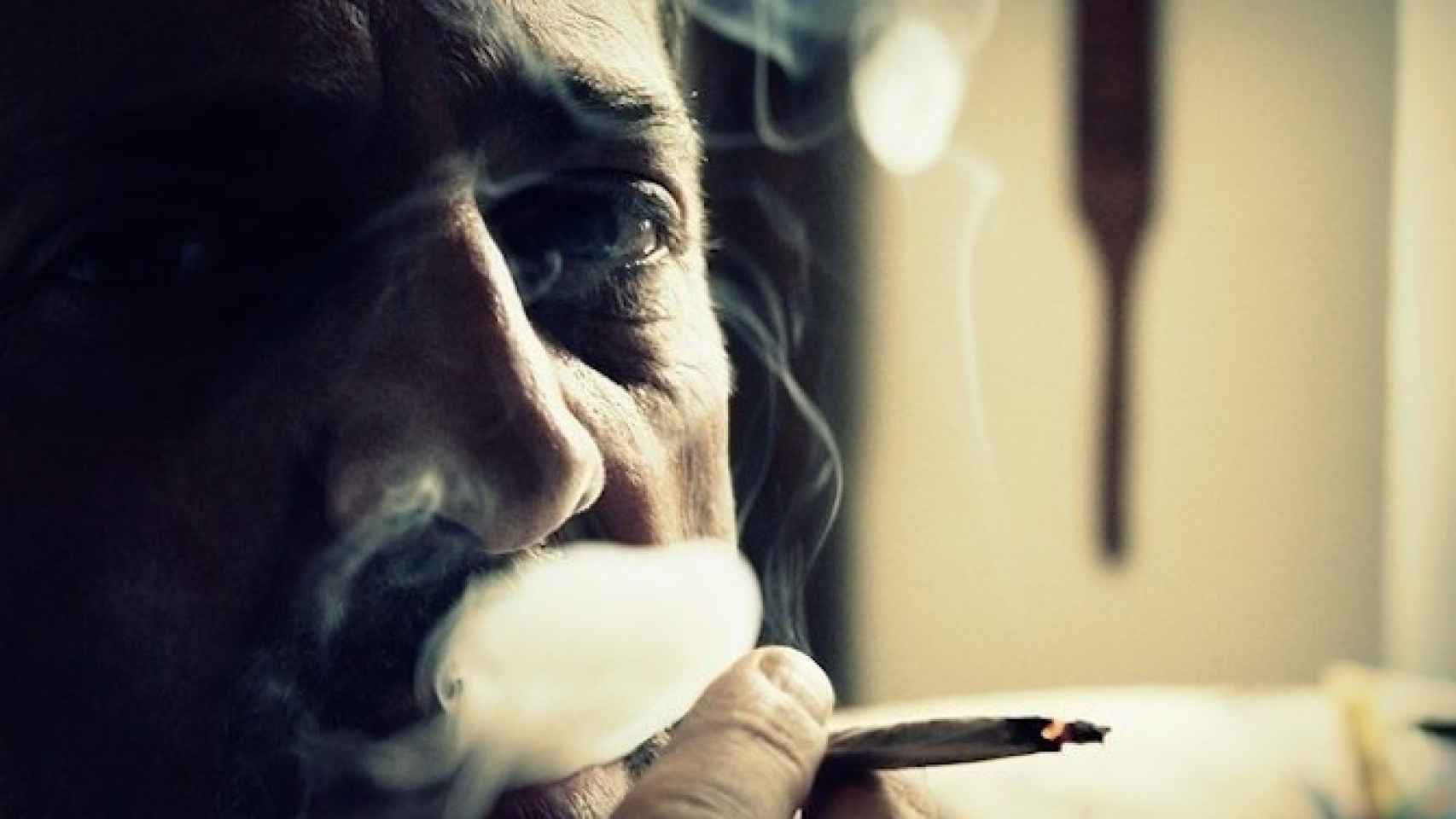 Un hombre fumando marihuana / CD