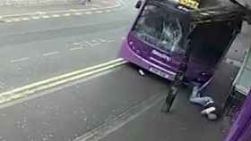 El autobús en el momento en que arrolló a la víctima