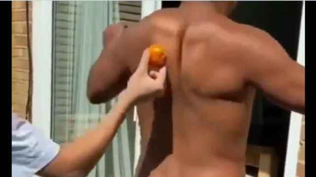 Este hombre exprime una naranja con la espalda / TWITTER