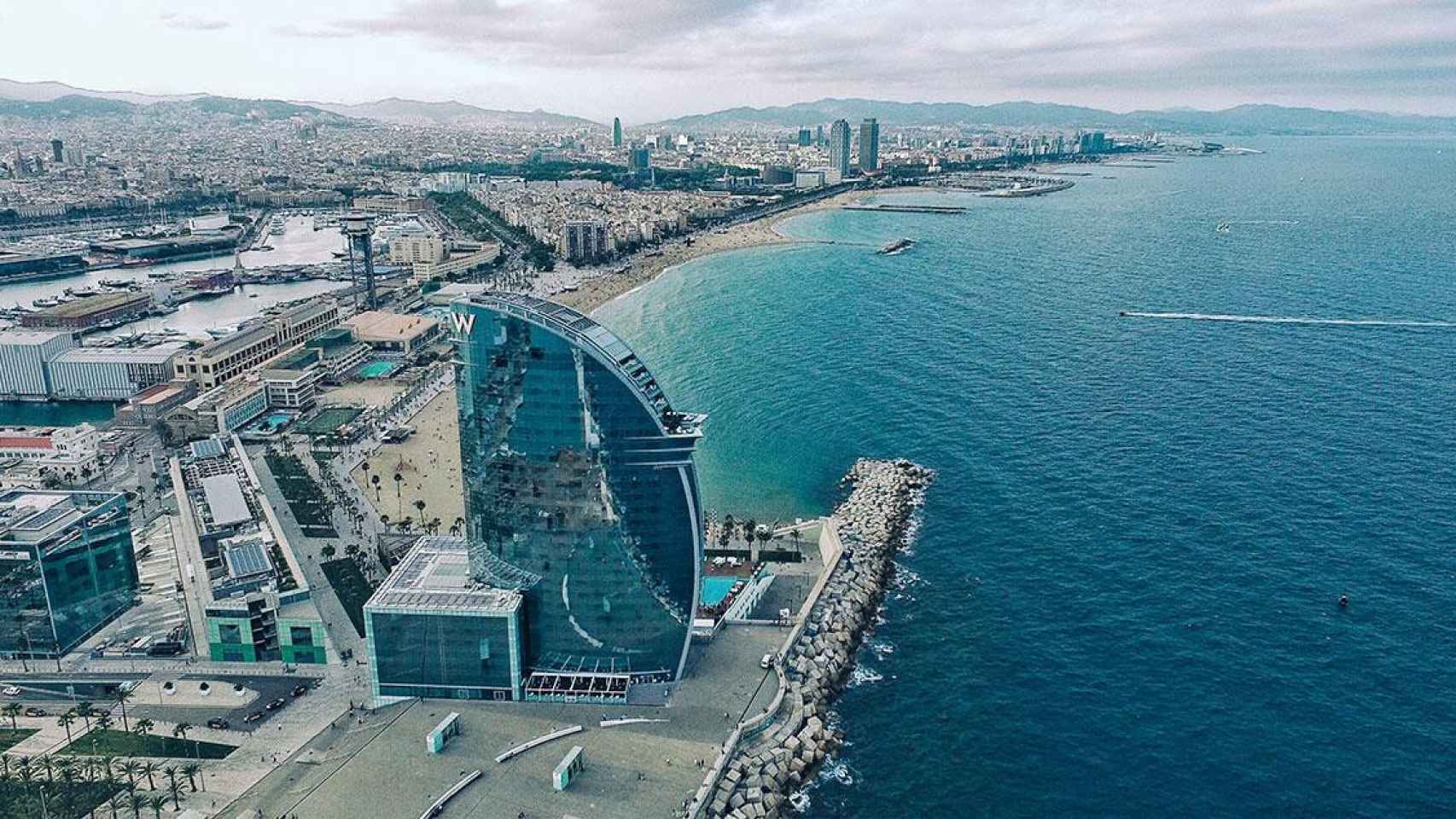 Vista de Barcelona desde un mirador, uno de los planes gratuitos más interesantes / UNSPLASH