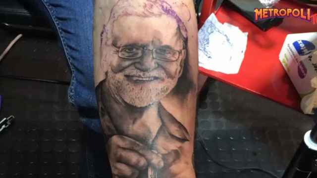 Una foto del antebrazo del joven con el tatuaje de la cara de Mariano Rajoy