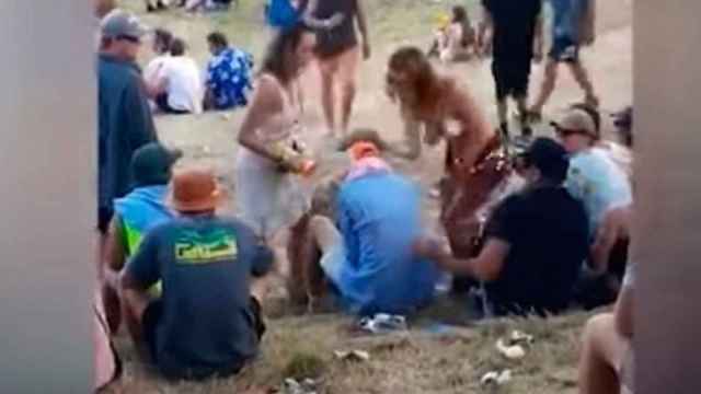 La joven en 'topless' se revuelve ante el hombre que le había tocado los pechos / CD