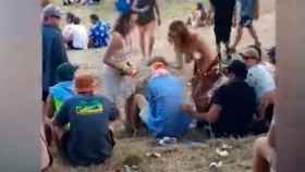 La joven en 'topless' se revuelve ante el hombre que le había tocado los pechos / CD