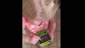 La niña intenta jugar a la consola como si fuera táctil / Youtube