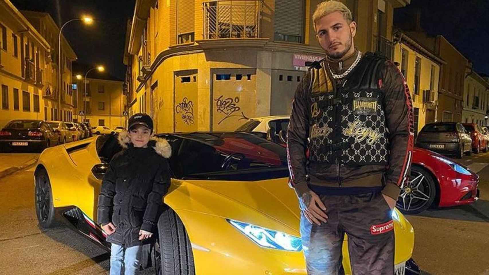 Omar Montes posa con hijo y su Ferrari /INSTAGRAM