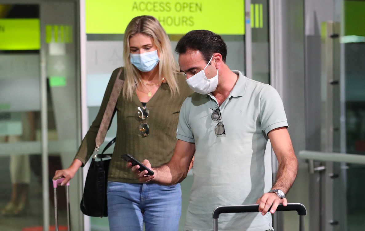 Enrique Ponce y Ana Soria en el aeropuerto de Madrid / AGENCIAS