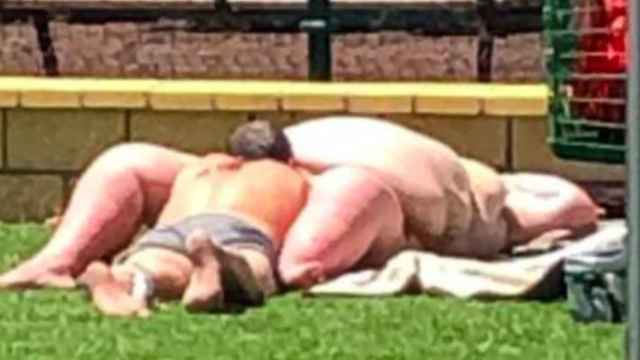 Pillan a una pareja teniendo sexo en un parque / REDES