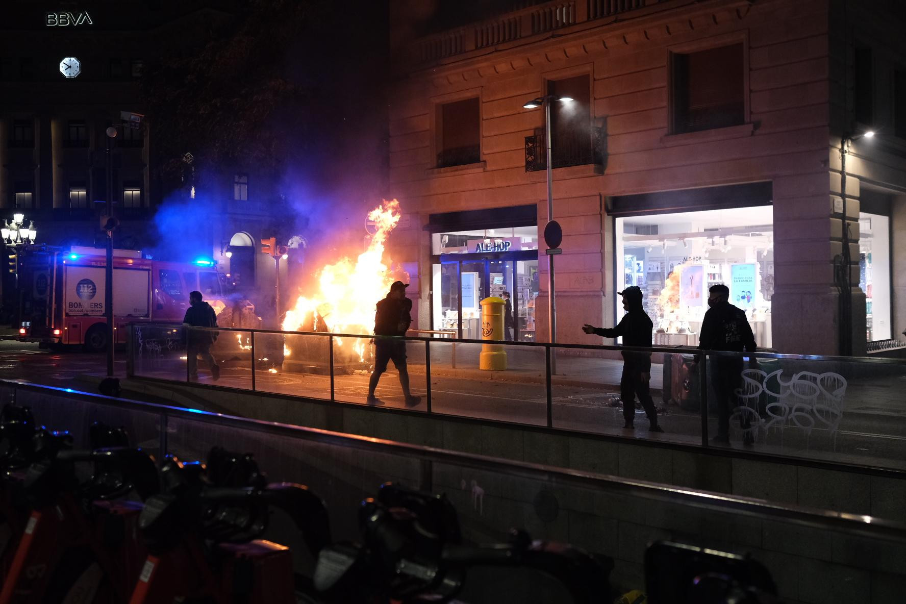 Un contenedor arde en el centro de Barcelona durante los disturbios generados tras una manifestación contra las restricciones del Govern / PABLO MIRANZO
