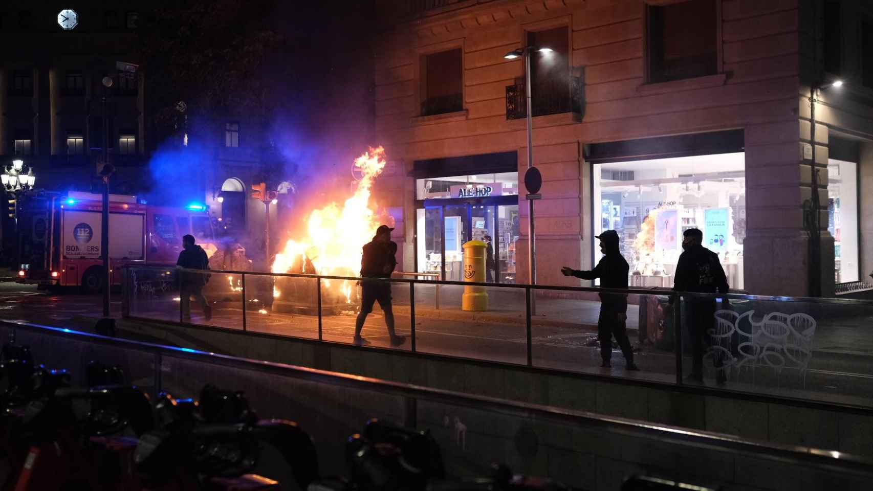 Un contenedor arde en el centro de Barcelona durante los disturbios generados tras una manifestación contra las restricciones del Govern / PABLO MIRANZO