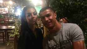 Georgina Rodríguez y Cristiano Ronaldo tomando algo en un bar