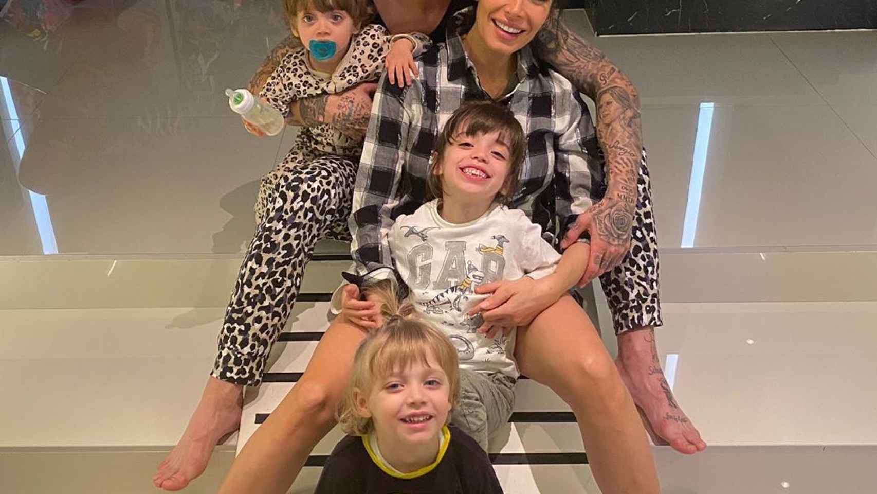 Pilar Rubio y Sergio Ramos con sus hijos