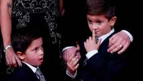 Mateo y Thiago Messi en la gala del Balón de Oro / EFE
