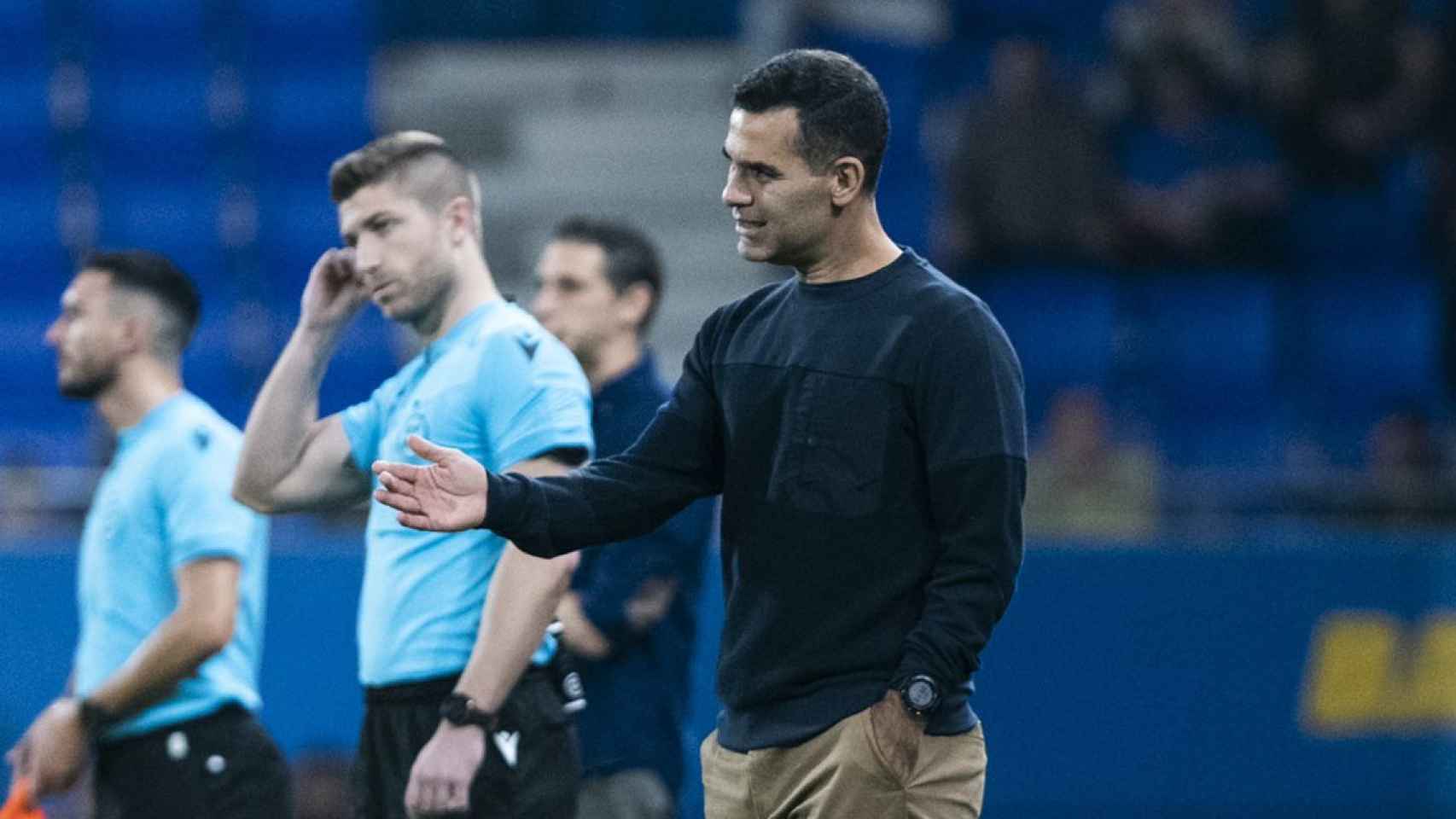Rafa Márquez da indicaciones a sus jugadores, durante el empate contra el UE Cornellà / FCB