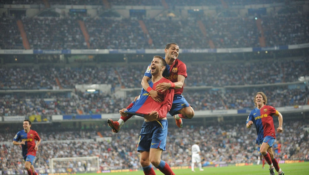 Gerard Piqué y Alves celebran el 2-6 del Barça en el Bernabéu, en mayo de 2009 / REDES
