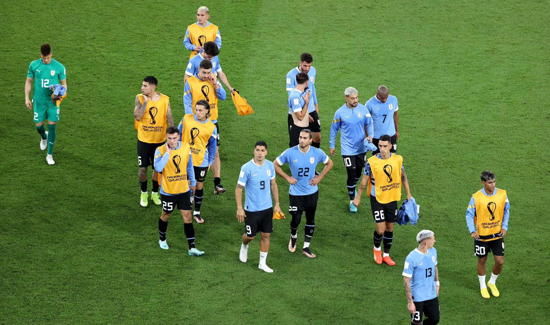 Los jugadores de Uruguay, preocupados, tras empatar contra Corea del Sur / EFE