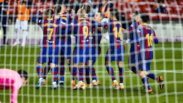 Griezmann, Braithwaite, Coutinho, Messi, Mingueza, Pedri y Jordi Alba celebrando un gol ante el Valencia en el Camp Nou / FC BARCELONA