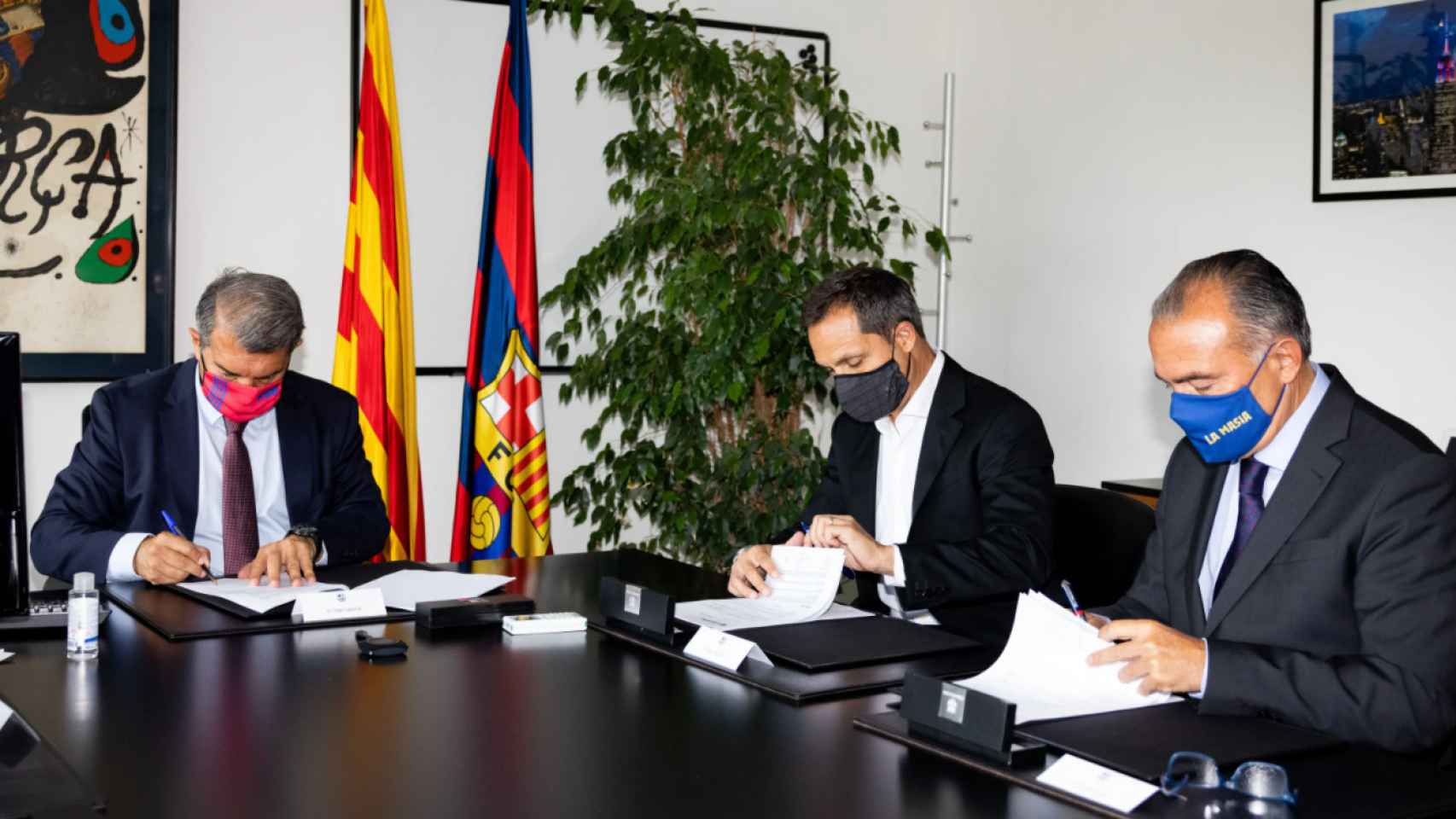 Sergi Barjuan, exentrenador del Barça B, con Laporta en la firma de su contrato / FC Barcelona