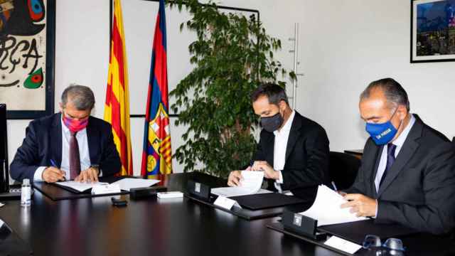 Sergi Barjuan, exentrenador del Barça B, con Laporta en la firma de su contrato / FC Barcelona