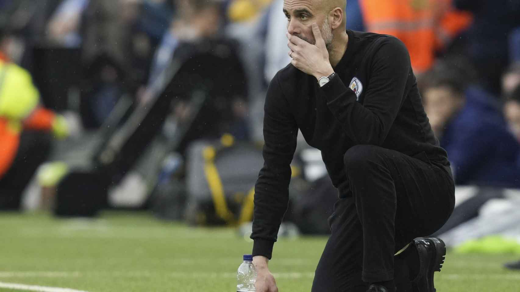 Pep Guardiola, preocupado durante un partido del Manchester City / EFE