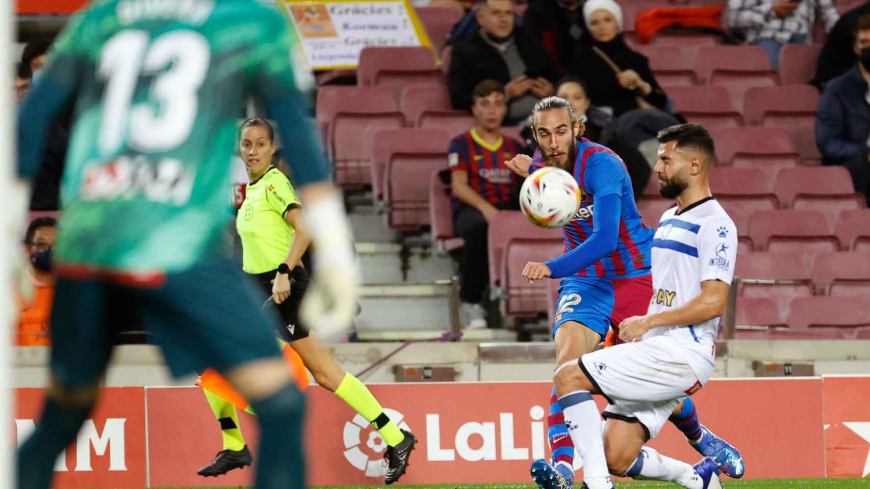 Mingueza hace una jugada con muchas gradas vacías en el Camp Nou durante el Barça-Alavés / EFE