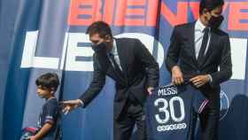 Al-Khelaifi con Leo Messi durante su presentación / REDES