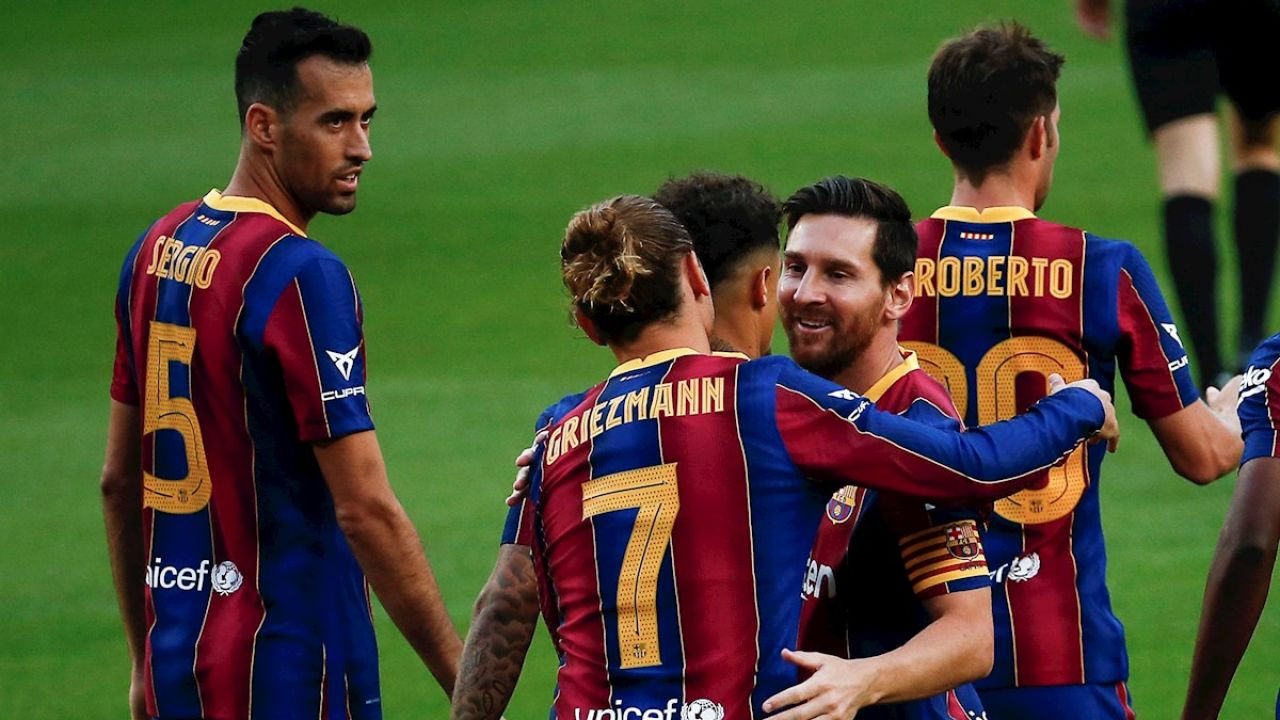Messi y Griezmann se abrazan para celebrar un gol | EFE