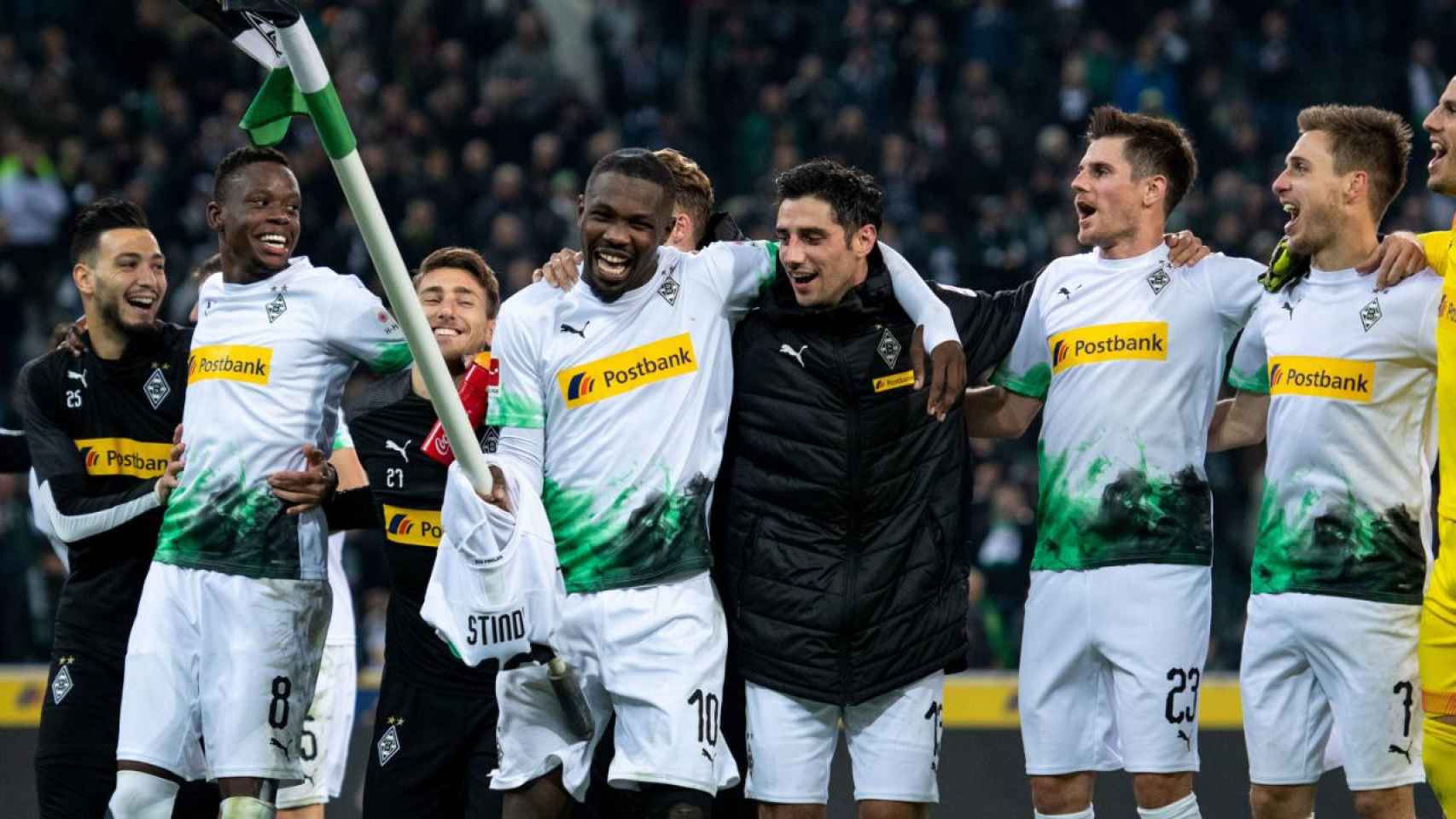 Los jugadores del Borussia Monchengladbach celebrando una victoria con su afición / EFE