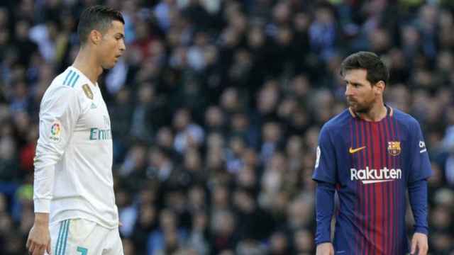 Cristiano Ronaldo y Leo Messi durante un Clásico / Twitter