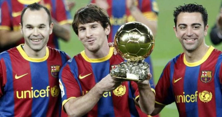 Messi estuvo acompañado por Xavi e Iniesta en el podio del Balón de Oro de 2010 / EFE