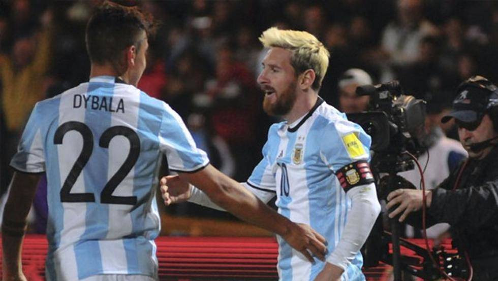 Ver juntos a Messi y Dybala no es fácil / EFE