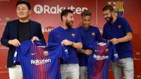 Hiroshi Mikitani, Leo Messi, Neymar Junior y Gerard Piqué en un acto de Rakuten / FC Barcelona