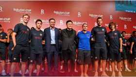 Josep Maria Bartomeu junto a los nuevos fichajes y Ernesto Valverde en la presentación de la Rakuten Cup / FCB