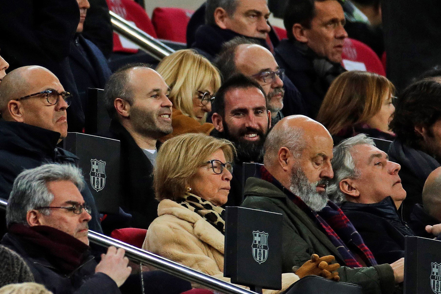 Andrés Iniesta disfruta en el Camp Nou durante el Barça-Eibar / EFE
