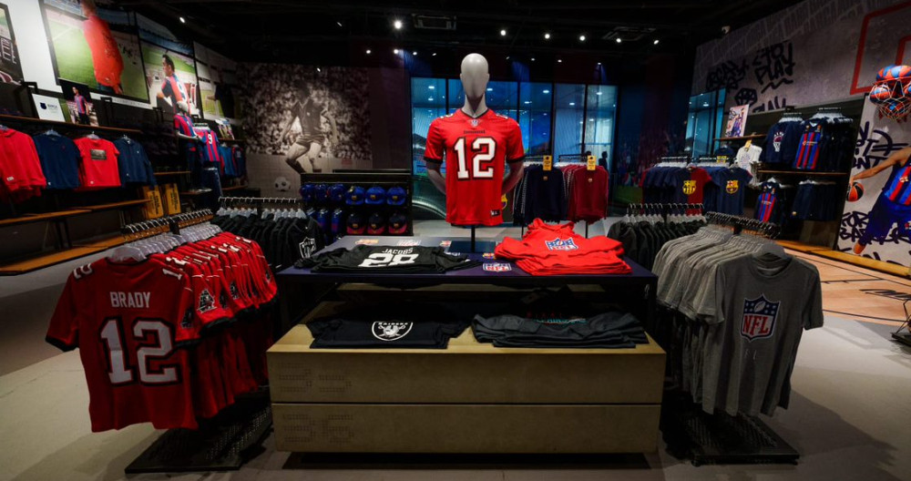 El córner exclusivo del Barça Store con productos de la NFL / FCB