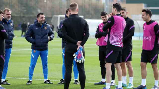 Xavi Hernández, junto a su asistente, conversando con varios jugadores del Barça en un entrenamiento / FCB